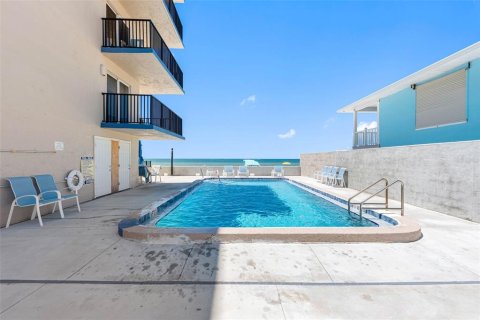 Condo in Madeira Beach, Florida, 2 bedrooms № 2295190 - photo 26