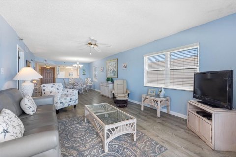 Condo in Madeira Beach, Florida, 2 bedrooms № 2295190 - photo 8