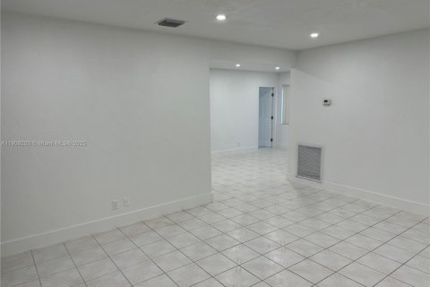 Villa ou maison à vendre à Hollywood, Floride: 3 chambres, 114.46 m2 № 1964811 - photo 3