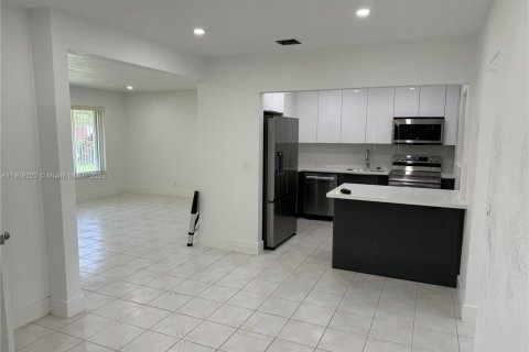 Villa ou maison à vendre à Hollywood, Floride: 3 chambres, 114.46 m2 № 1964811 - photo 2