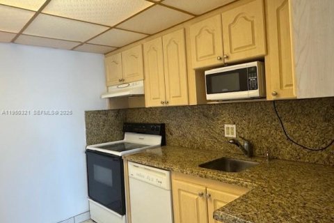 Condo in Aventura, Florida, 2 bedrooms № 2006955 - photo 11