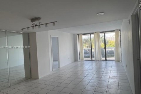 Condo in Aventura, Florida, 2 bedrooms № 2006955 - photo 8