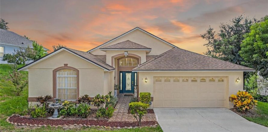 House in Clermont, Florida 3 bedrooms, 193.52 sq.m. № 1904702