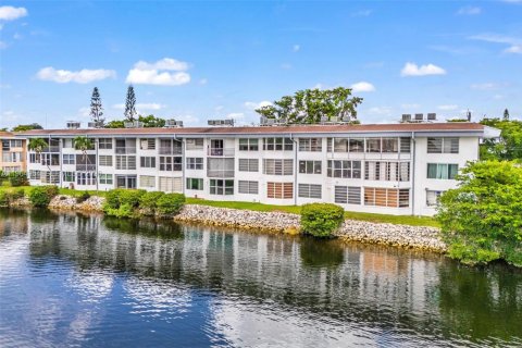 Condo in Miami, Florida, 4 bedrooms  № 2026338 - photo 29