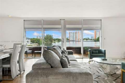 Condo in Miami, Florida, 4 bedrooms  № 2026338 - photo 6