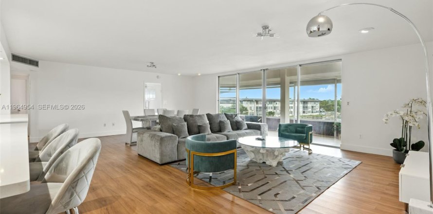 Condo in Miami, Florida, 4 bedrooms  № 2026338