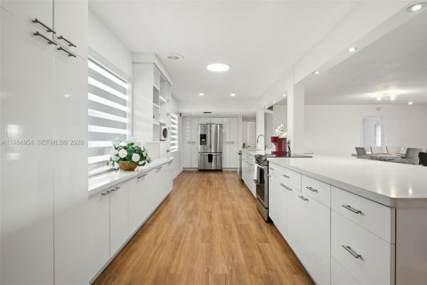 Condo in Miami, Florida, 4 bedrooms  № 2026338 - photo 13