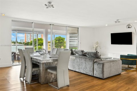 Condo in Miami, Florida, 4 bedrooms  № 2026338 - photo 15