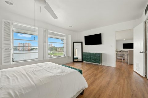 Condo in Miami, Florida, 4 bedrooms  № 2026338 - photo 24