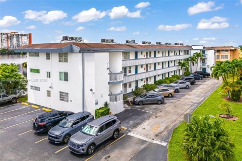 Condo in Miami, Florida, 4 bedrooms  № 2026338 - photo 27