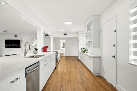 Condo in Miami, Florida, 4 bedrooms  № 2026338 - photo 12