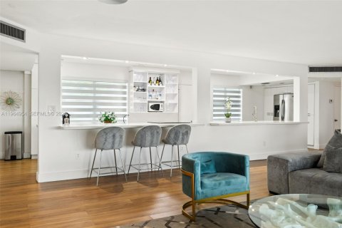 Condo in Miami, Florida, 4 bedrooms  № 2026338 - photo 10