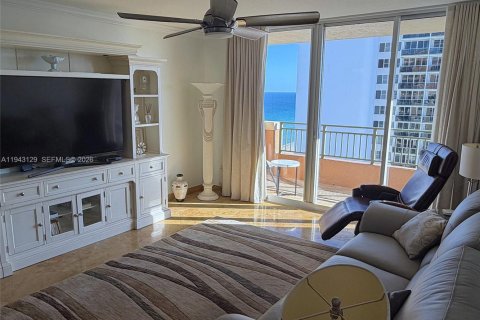 Купить кондоминиум в Халландейл-Бич, Флорида 2 спальни, 117.06м2, № 2040759 - фото 5