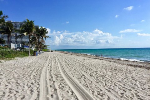 Купить кондоминиум в Халландейл-Бич, Флорида 2 спальни, 117.06м2, № 2040759 - фото 30