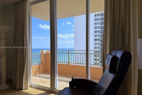 Купить кондоминиум в Халландейл-Бич, Флорида 2 спальни, 117.06м2, № 2040759 - фото 3