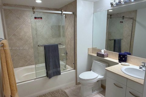 Купить кондоминиум в Халландейл-Бич, Флорида 2 спальни, 117.06м2, № 2040759 - фото 16