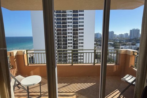 Купить кондоминиум в Халландейл-Бич, Флорида 2 спальни, 117.06м2, № 2040759 - фото 4