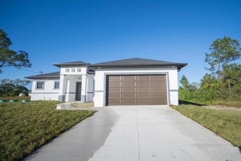 House in Lehigh Acres, Florida 3 bedrooms, 148.92 sq.m. № 1792517 - photo 1