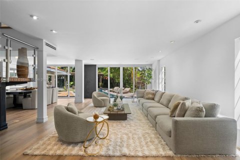 House in Miami, Florida 4 bedrooms, 341.51 sq.m. № 1946654 - photo 26