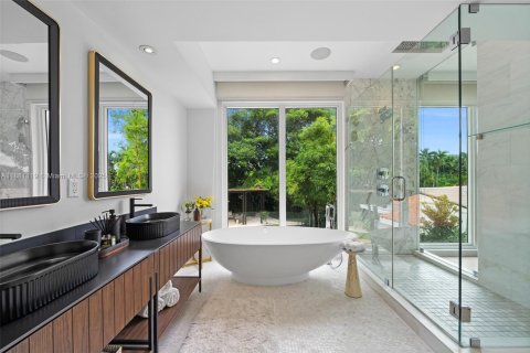 House in Miami, Florida 4 bedrooms, 341.51 sq.m. № 1946654 - photo 12
