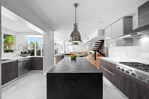 House in Miami, Florida 4 bedrooms, 341.51 sq.m. № 1946654 - photo 9