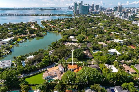 House in Miami, Florida 4 bedrooms, 341.51 sq.m. № 1946654 - photo 18
