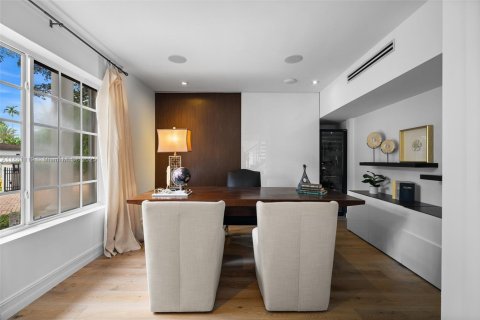 House in Miami, Florida 4 bedrooms, 341.51 sq.m. № 1946654 - photo 13