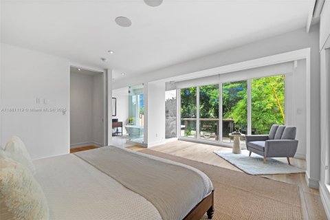 House in Miami, Florida 4 bedrooms, 341.51 sq.m. № 1946654 - photo 11