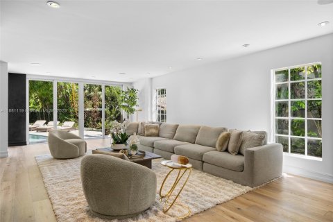 House in Miami, Florida 4 bedrooms, 341.51 sq.m. № 1946654 - photo 25