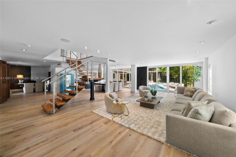 House in Miami, Florida 4 bedrooms, 341.51 sq.m. № 1946654 - photo 7