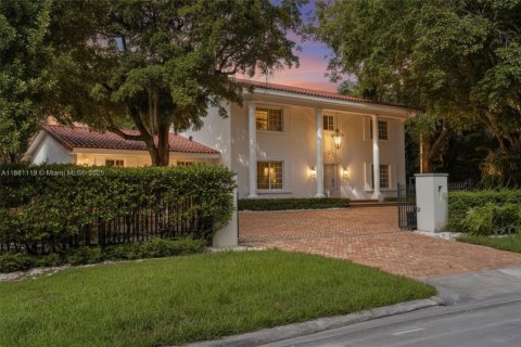 House in Miami, Florida 4 bedrooms, 341.51 sq.m. № 1946654 - photo 19