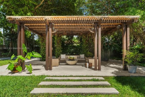 House in Miami, Florida 4 bedrooms, 341.51 sq.m. № 1946654 - photo 4