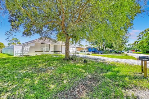 House in Vero Beach, Florida 3 bedrooms, 118.73 sq.m. № 2313227 - photo 2