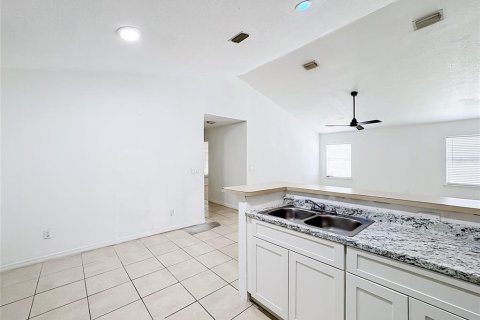 House in Vero Beach, Florida 3 bedrooms, 118.73 sq.m. № 2313227 - photo 11