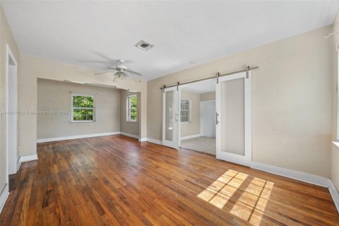 House in West Miami, Florida 3 bedrooms, 107.21 sq.m. № 1238359 - photo 4