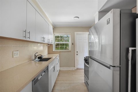 House in West Miami, Florida 3 bedrooms, 107.21 sq.m. № 1238359 - photo 8