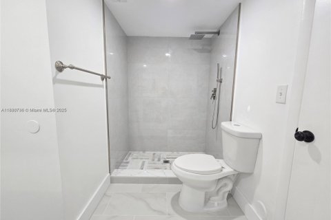 Condominio en venta en Oakland Park, Florida, 1 dormitorio, 80.08 m2 № 1981866 - foto 12