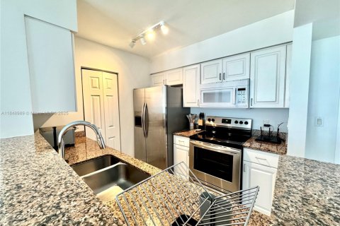 Condo in Miami, Florida, 1 bedroom № 2186234 - photo 2