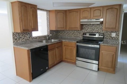 Villa ou maison à louer à Port Richey, Floride: 2 chambres, 92.16 m2 № 2380881 - photo 2