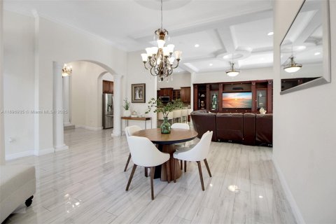 Casa en venta en Cutler Bay, Florida, 5 dormitorios, 428.47 m2 № 1949000 - foto 11