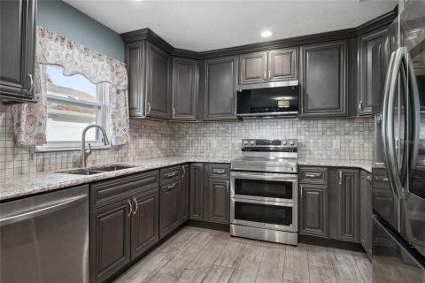 House in Orlando, Florida 2 bedrooms, 107.77 sq.m. № 2216080 - photo 17