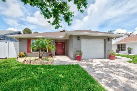 House in Orlando, Florida 2 bedrooms, 107.77 sq.m. № 2216080 - photo 2