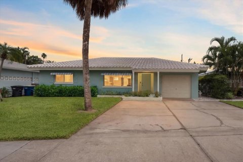 House in Clearwater, Florida 3 bedrooms, 153.75 sq.m. № 2360359