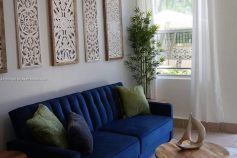 Propiedad comercial en alquiler en Miami, Florida, 34.84 m2 № 1949932 - foto 2