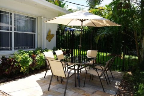 Propiedad comercial en alquiler en Miami, Florida, 34.84 m2 № 1949932 - foto 1