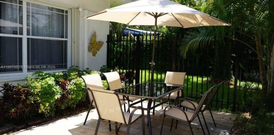 Propiedad comercial en Miami, Florida 34.84 m2 № 1949932