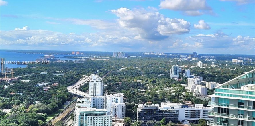 Кондоминиум с 2 спальнями в Майами, Флорида № 2036059