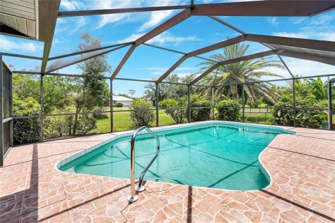 House in Punta Gorda, Florida 3 bedrooms, 215.25 sq.m. № 1826979 - photo 2