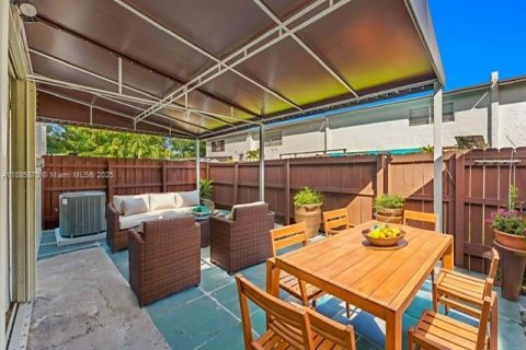 Купить таунхаус в Майами, Флорида 3 спальни, 126.81м2, № 1952264 - фото 29