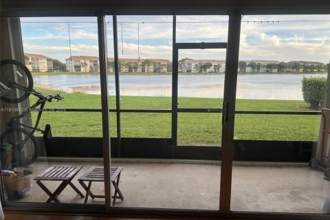 Copropriété à vendre à Pembroke Pines, Floride: 2 chambres, 142.42 m2 № 1968971 - photo 1